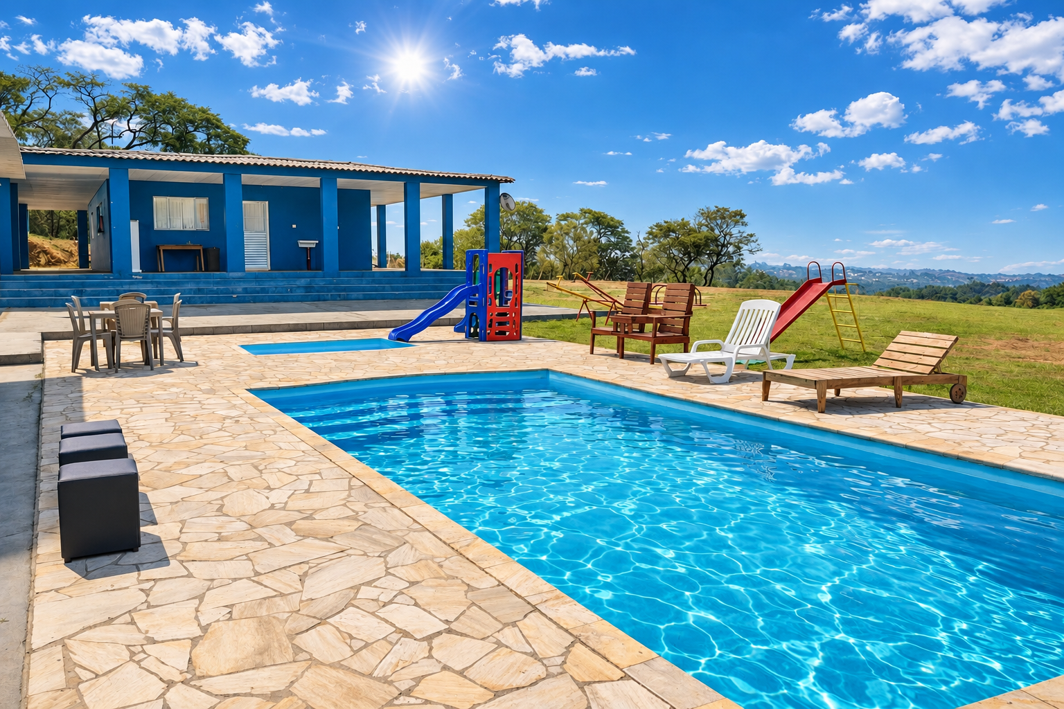 Piscina da chácara com a casa e a serra ao fundo